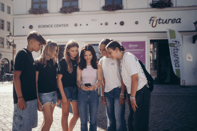 No alternative text found